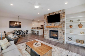 New Luxury Loft 208 I Huge Hot Tub I Great Views I Best Price I FREE Adventures Daily